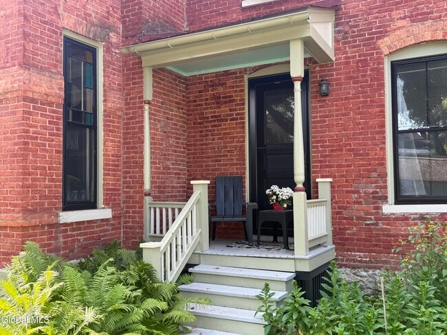 Building Photo - 302 Nelson Ave