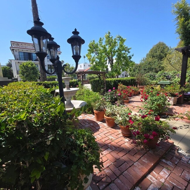 Building Photo - Warm & Welcoming Home Near Melrose with Room to Live, Work & Create