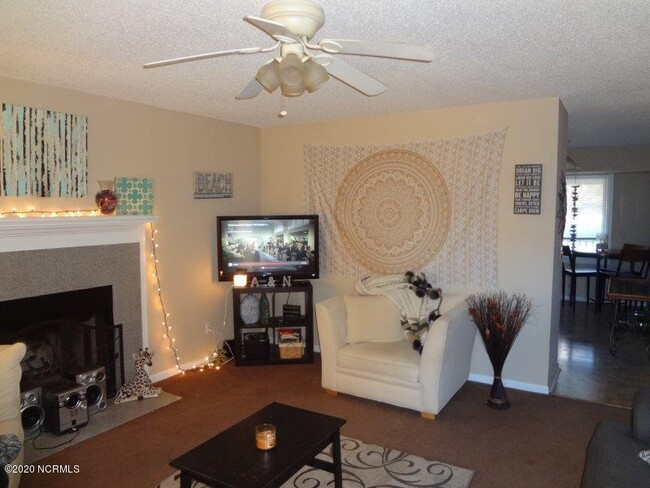 Foto del edificio - 1505 Cedar Ln