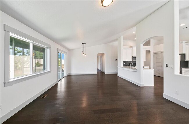 Building Photo - Warm & Welcoming Kuna Rental
