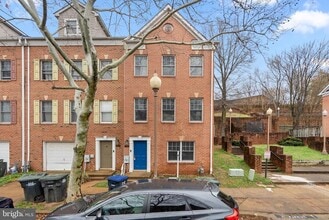 Building Photo - 842 Hr Dr SE