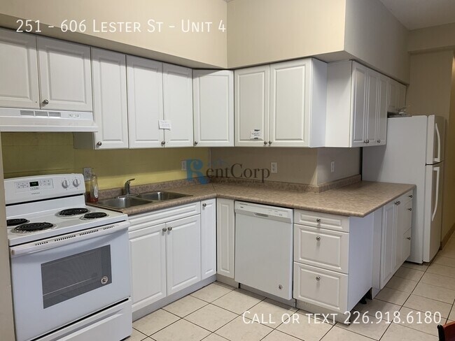 Building Photo - 606-606 Lester St