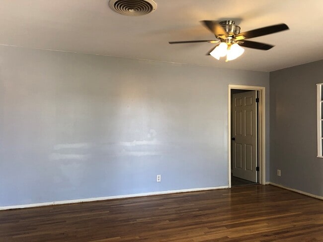 Building Photo - 203 La Salle Dr