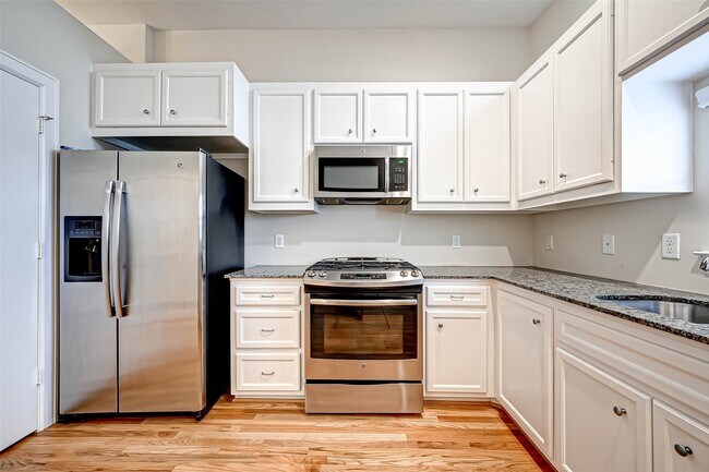 Foto del edificio - 2710 Hullsmith Dr