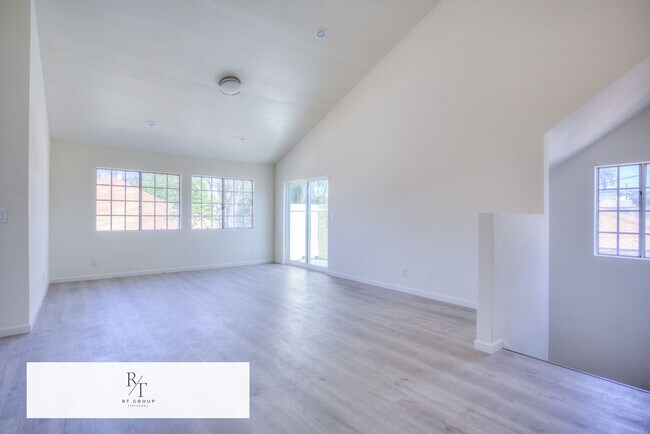 Foto del edificio - Welcome to this beautifully renovated home...