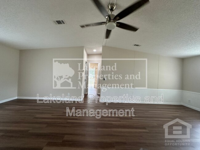 Foto del edificio - 2055 Berry Hill Ln