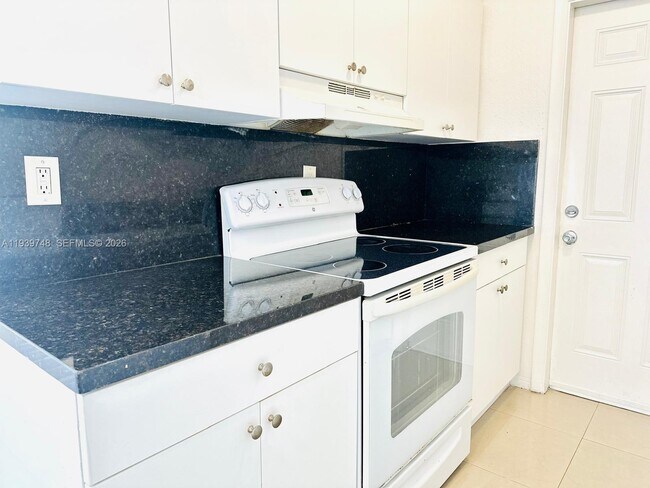 Foto del edificio - 1951 NE 167th St