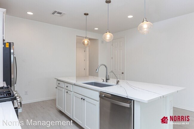 Foto del edificio - 4 br, 3 bath House - 313 E Tahiti Dr