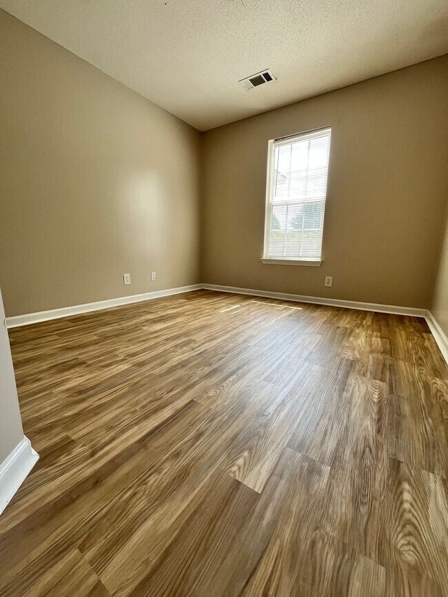 Foto del edificio - 100 Coronation Dr