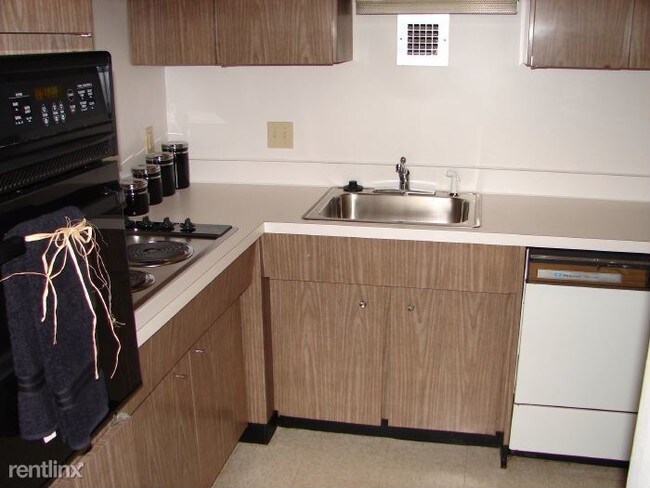 Building Photo - 2 br, 1 bath Condo - 125 Chiswick Rd Apt 2...