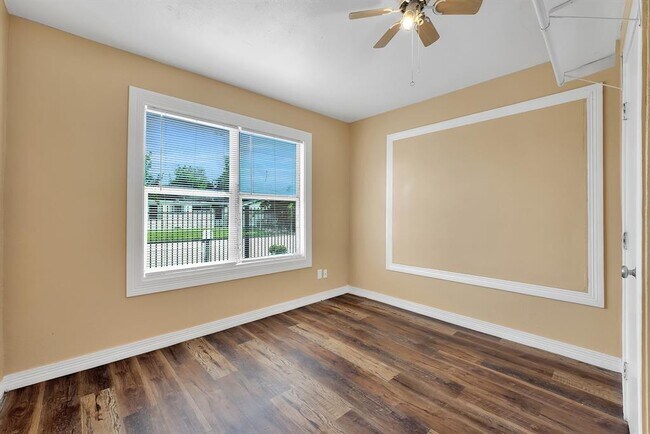 Building Photo - 1219 Tarley St