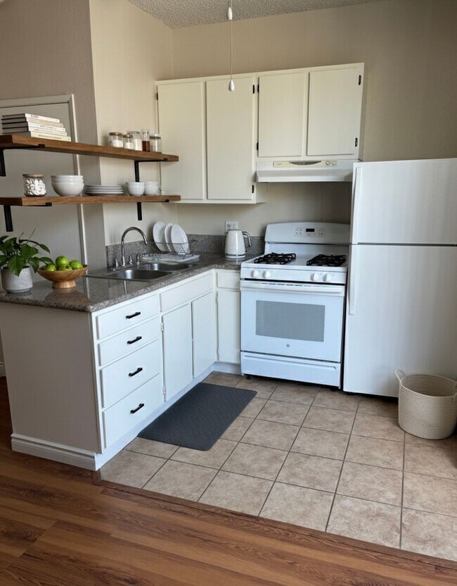 Foto del edificio - Spacious 1-Bed Apartments in Gated Tujunga Community