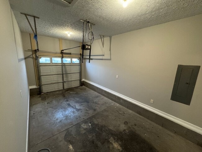 Building Photo - Spacious 3 bedroom, two bathroom home close to GM, Magna and Industrial Park