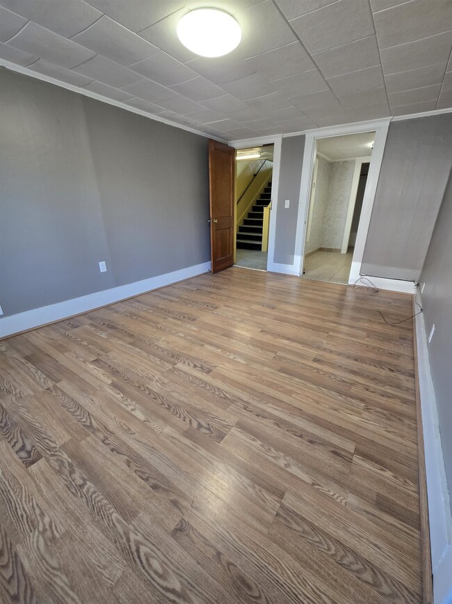 Building Photo - 96 N Main St