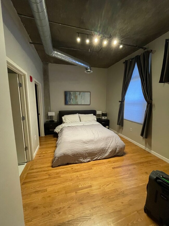 Building Photo - Contemporary Loft-Style Condo in LoHi with...