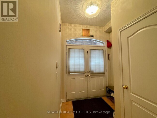 Photo du bâtiment - 42 Crystalview Crescent