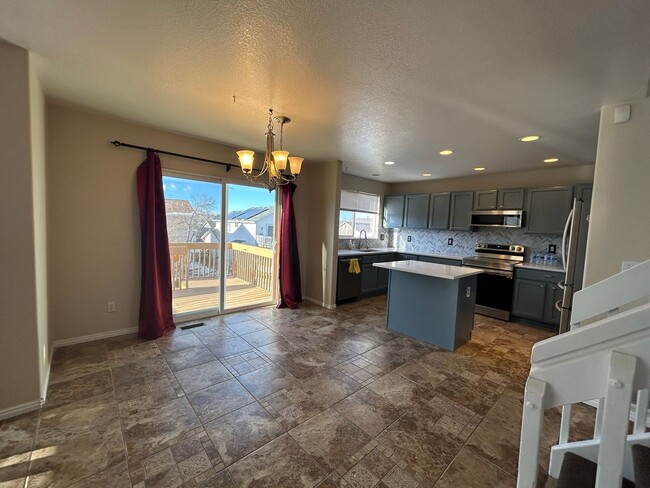Foto del edificio - Walk out to this Gorgeous Mountain View!