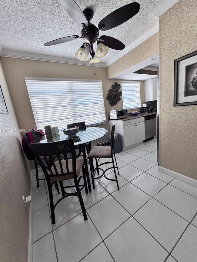 Foto del edificio - 2451 NE 49th St