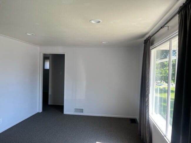 Building Photo - 262 Lark St