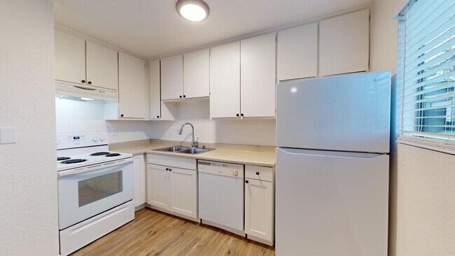 Building Photo - 1800 Eugenia Ave