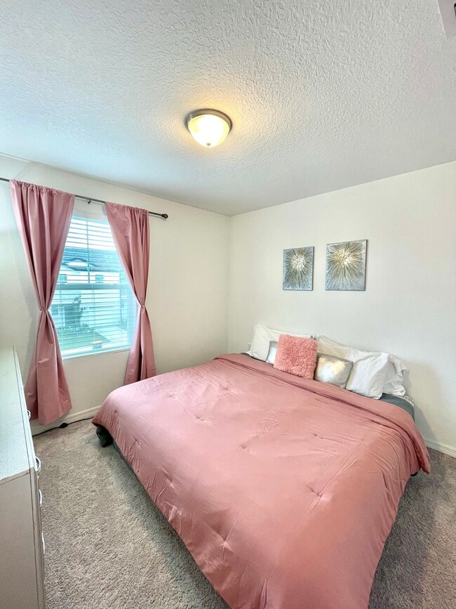 Building Photo - 553 Madison Dr