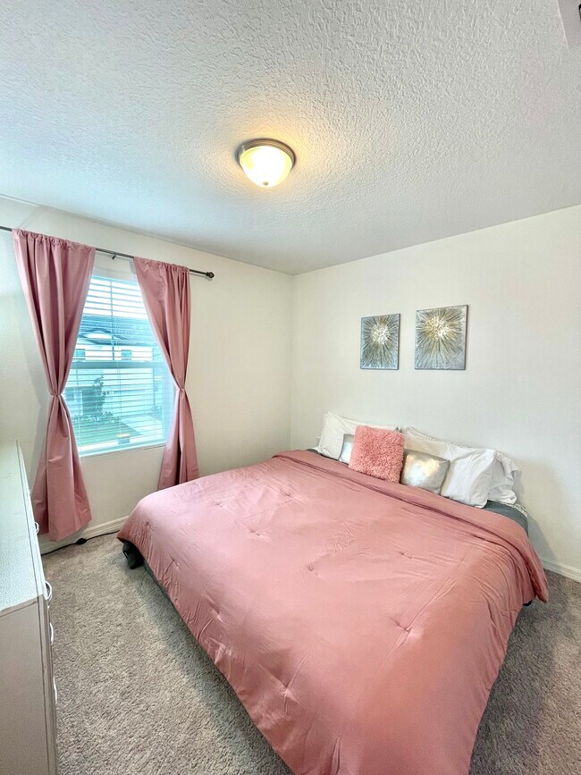 Foto del edificio - 553 Madison Dr