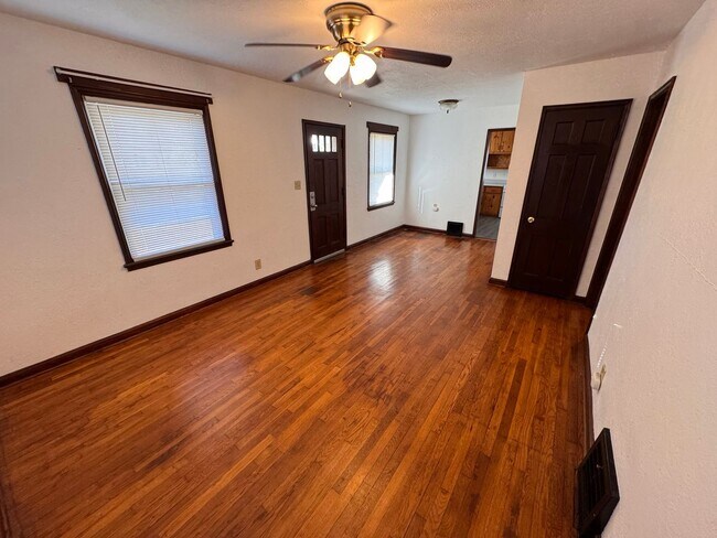 Building Photo - 2 Bedroom, 1 Bath House