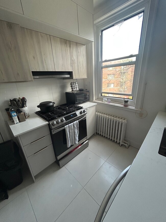 Building Photo - 5550 Ch De La Côte-Saint-Luc