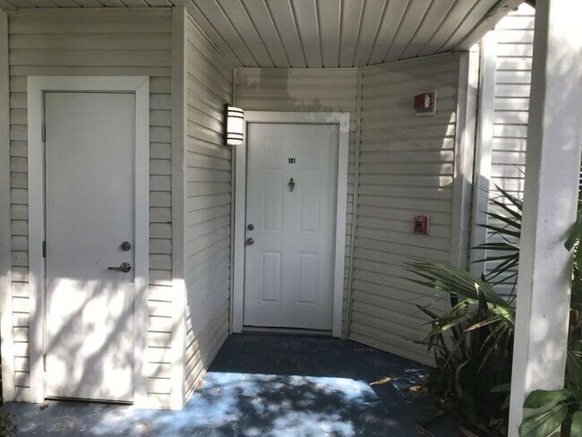 Building Photo - NEWLY RENOVATED! 2 Bdrm Condo for Rent in ...