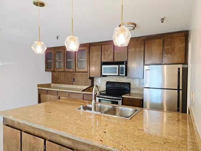 Building Photo - Top Floor Condo Unit