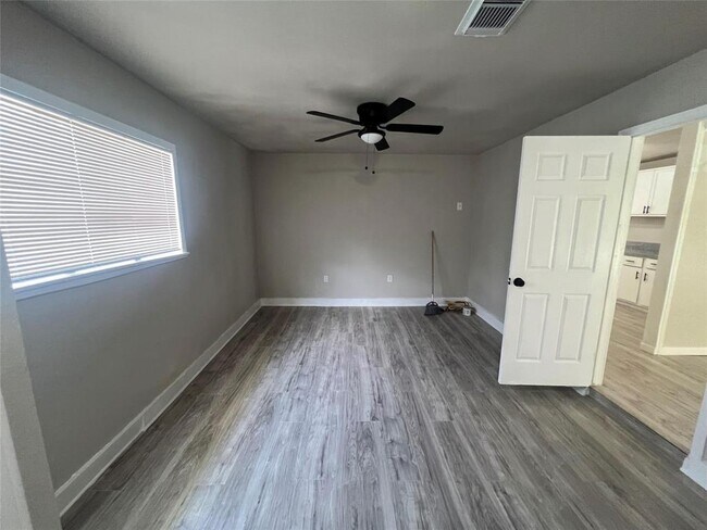 Foto del edificio - 2817 Rosemary Ln