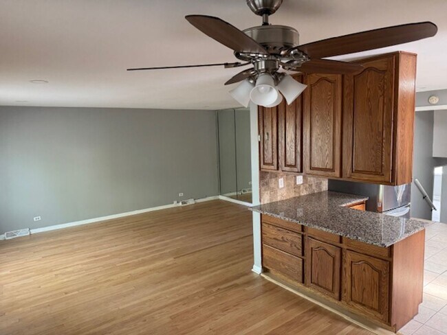 Building Photo - Charming 3 bedroom 2 bathroom Single Famil...