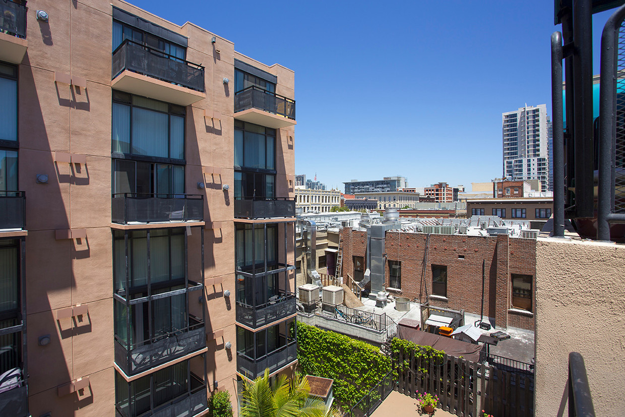 Building Photo - Downtown Studio with Spectacular Views!