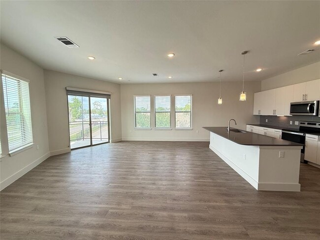 Foto del edificio - 641 W Crosstimbers St