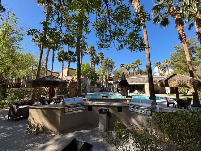 Foto del edificio - Gorgeous 2Bed/2Bath/2Car, 2nd-Story Condo located in the West part of the valley- Make the Move f...