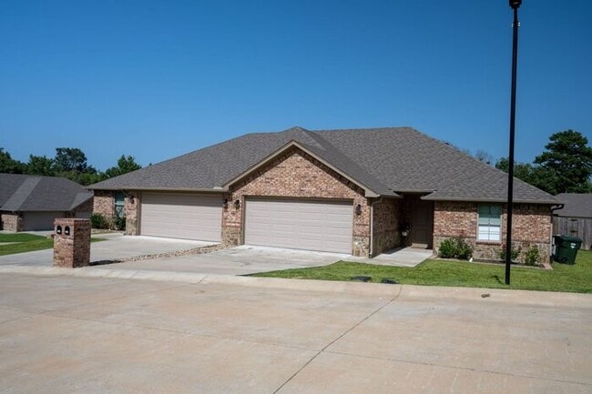 Building Photo - Beautiful 3 Bedroom 2 Bathroom Townhouse in South Tyler!