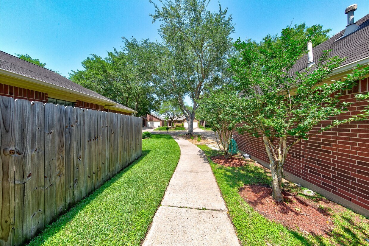 Foto del edificio - 402 Live Oak Ln
