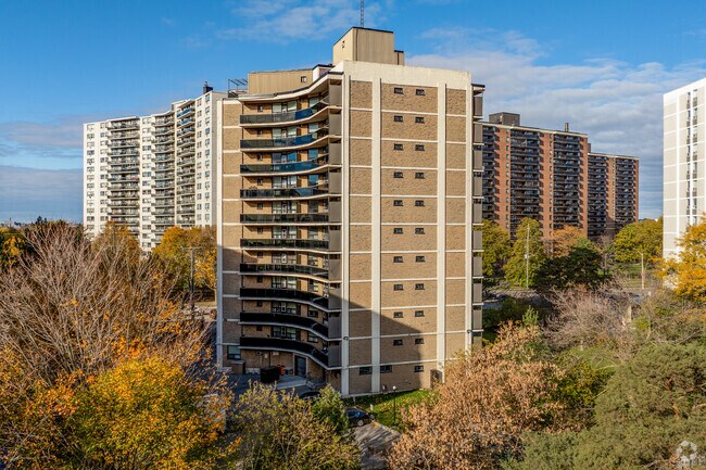 Photo du bâtiment - 6151 Bathurst St