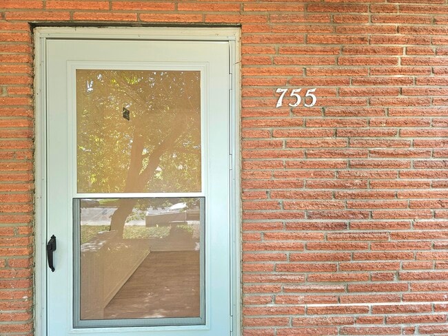 Puerta principal - 755 19th St