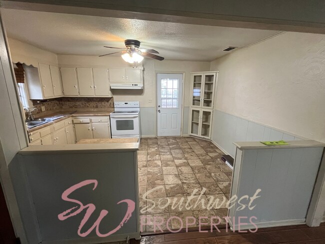 Foto del edificio - 2 Bedroom, 1 Bathroom with Awesome Backyard