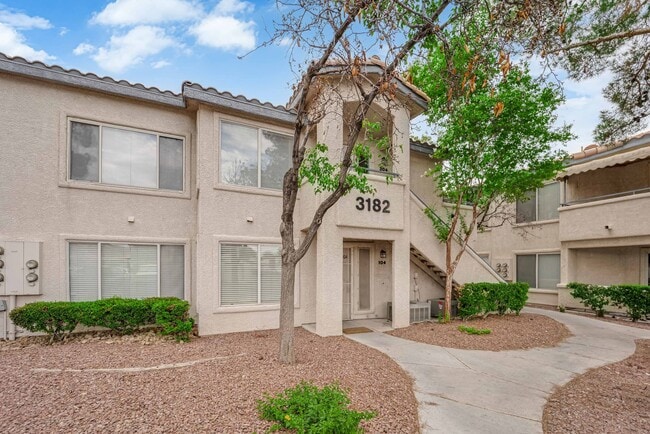 Building Photo - You will love this 2 bedroom condo! Update...