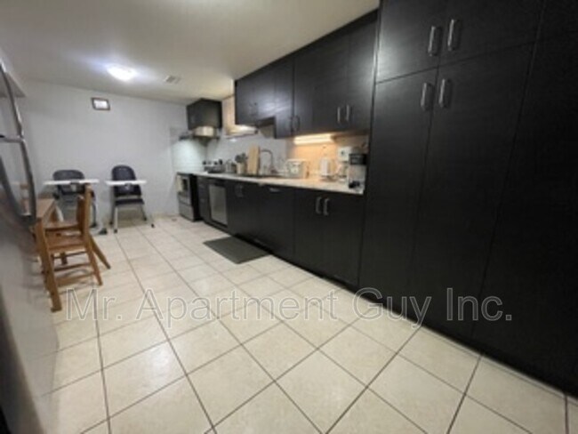 Building Photo - 484 E 25th St