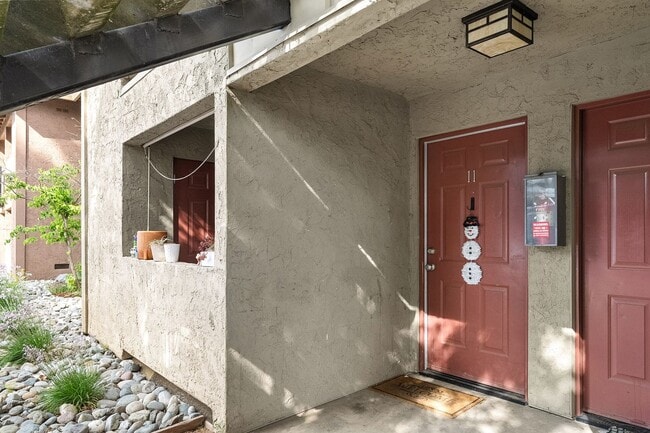 Building Photo - Cozy 3-Bedroom Condo with Washer/Dryer and...