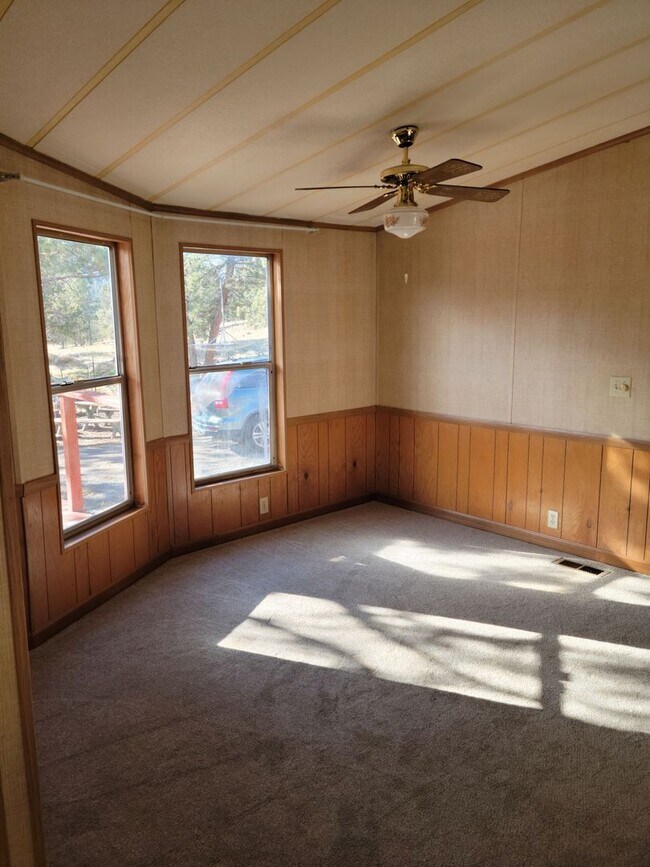 Foto del edificio - Large 3 bedroom, 2 bath on 2 acres. Aprox ...
