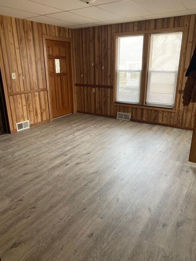 Building Photo - New paint/flooring 4 bedroom, 2.5 bathroom...