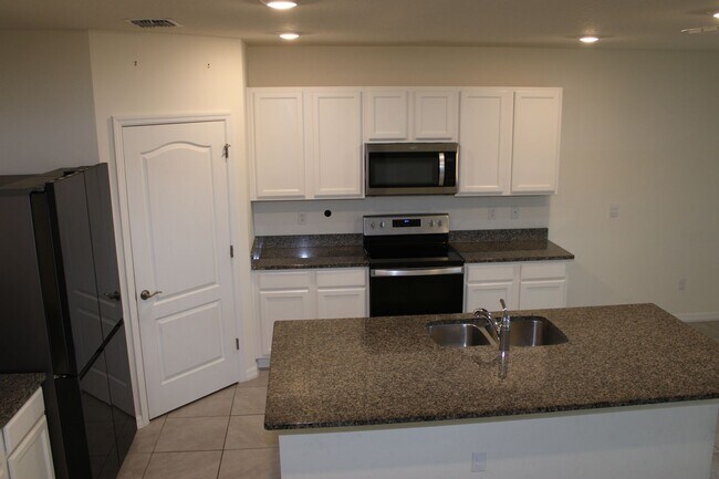 Foto del edificio - BEAUTIFUL 5 BEDROOM, 3 BATH SINGLE FAMILY ...