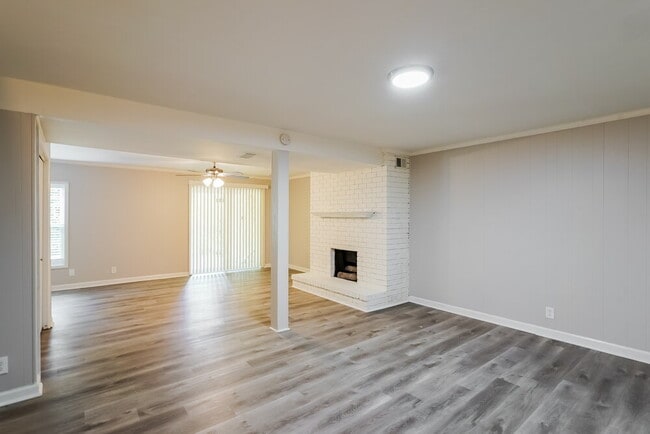 Building Photo - 4000 Anderson Rd