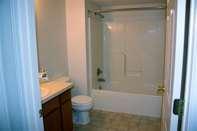 Building Photo - 3 br, 2 bath Apartment - Evergreen Apartments