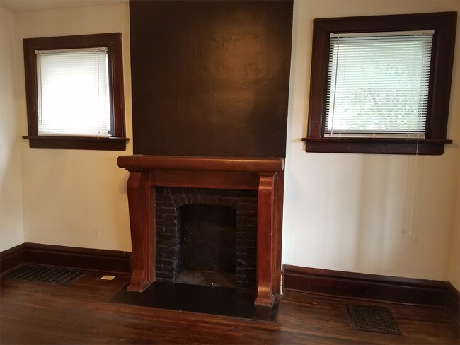 Building Photo - 1474 Summit St
