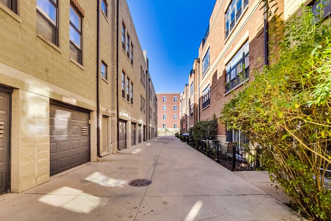 Building Photo - 2312 W Bloomingdale Ave